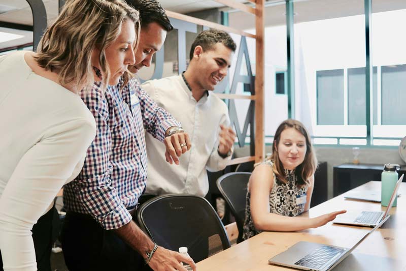 Échange entre collaborateurs
